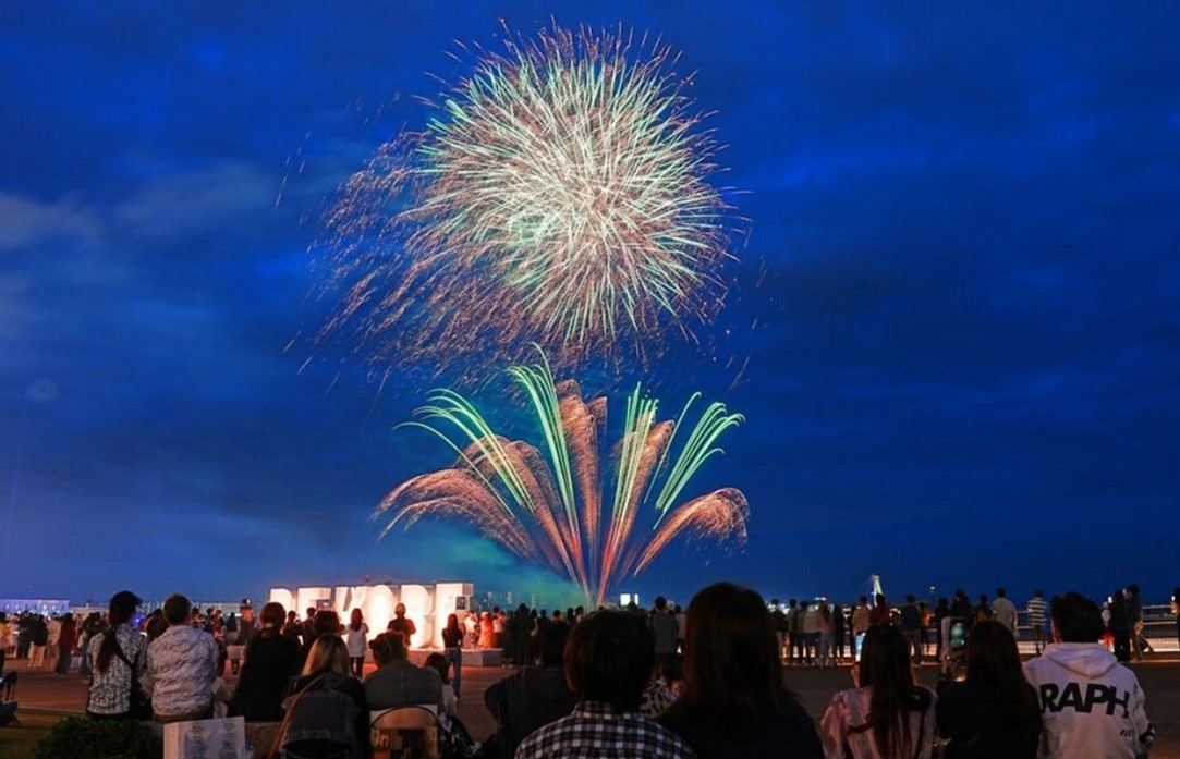 神戸港のメリケンパーク沖で花火イベント！  GW中は5月2日に開催！