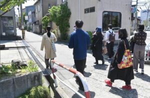 金沢で電柱の看板アートを巡る「知ればおもしぃ路上観察ツアー」9/5日まで