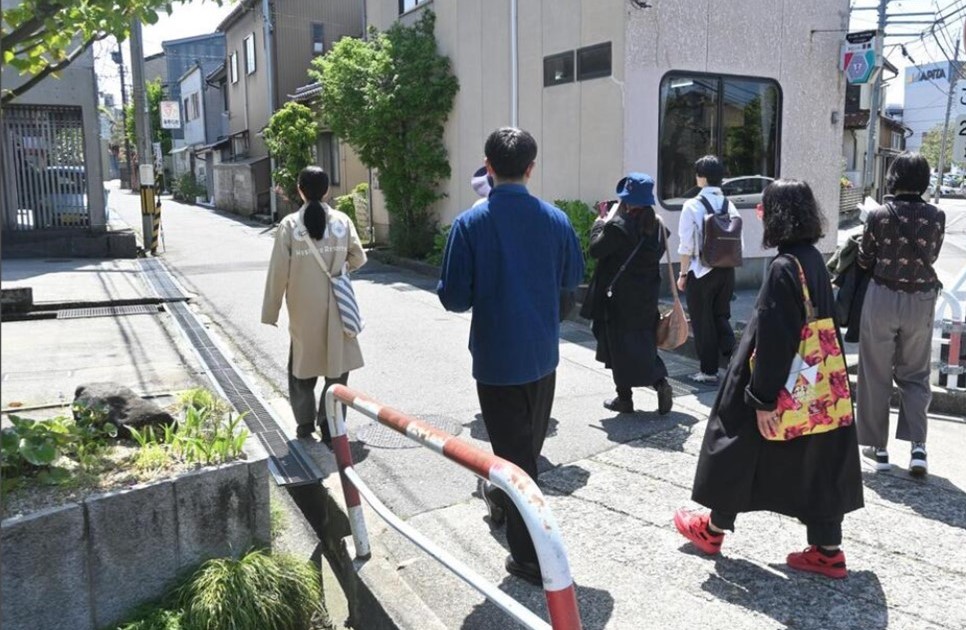 金沢で電柱の看板アートを巡る「知ればおもしぃ路上観察ツアー」9/5日まで