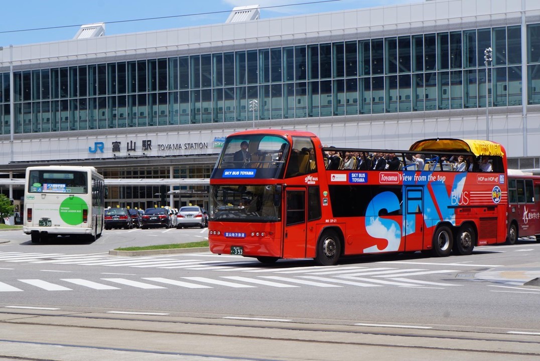 桜の名所を巡る、屋根なし2階建て「スカイバス富山」が運行開始！