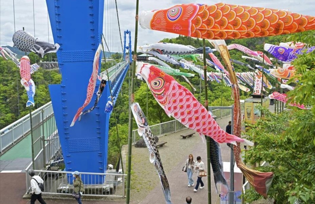 茨城・常陸太田の竜神峡で、渓谷を泳ぐ1000匹のこいのぼり！5/10日まで