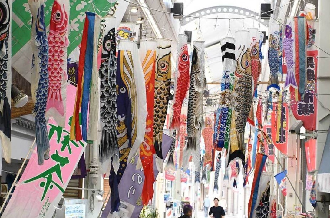 横須賀・久里浜の商店街で、100匹以上の鯉のぼりを展示中！
