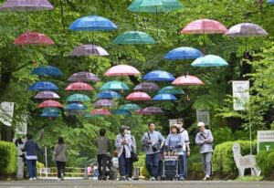 千本松牧場で「アンブレラウォーク」梅雨空に200本の傘！7月12日まで