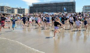 逗子海岸「関東一早い海開き」20年超の歴史に幕！ 猛暑で後倒しへ