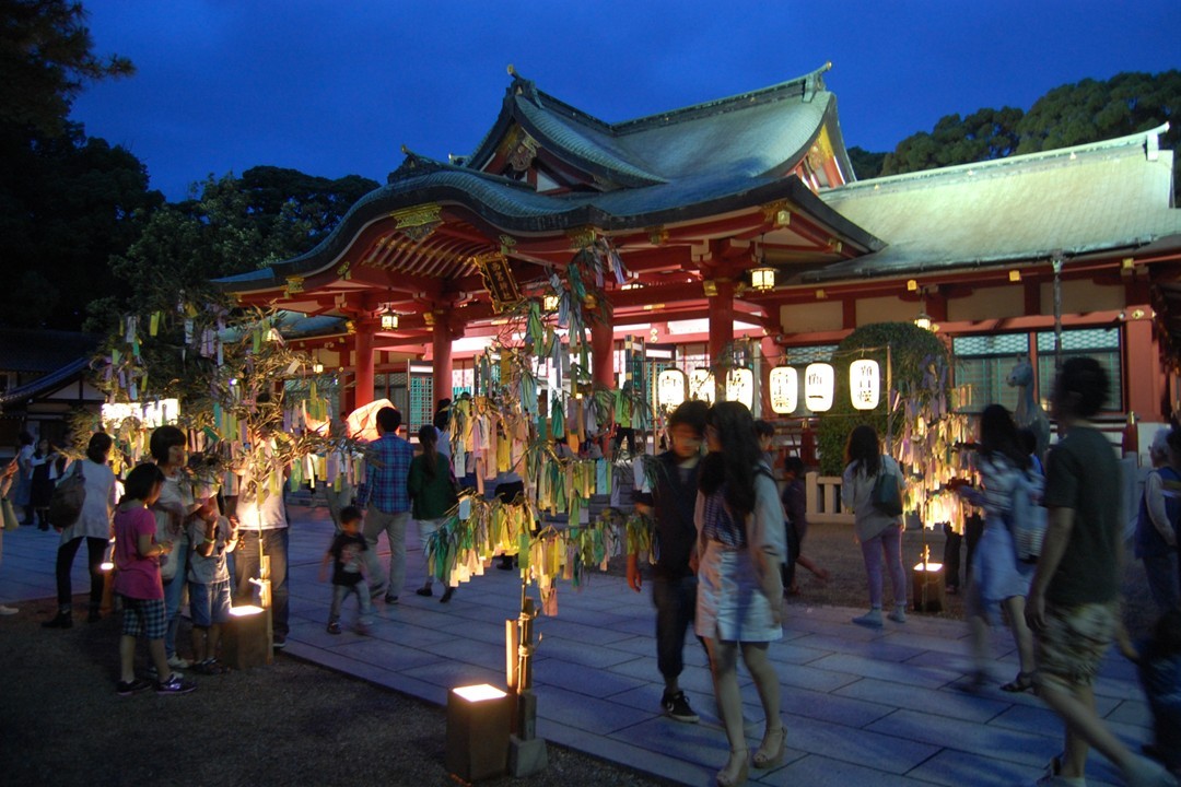兵庫・西宮神社で、七夕の夜「天の川」境内を流れるLEDの川 7月7日