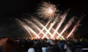 横須賀・ソレイユの丘で、500発が夜空を彩る「 花火大会」開催!8月15日~