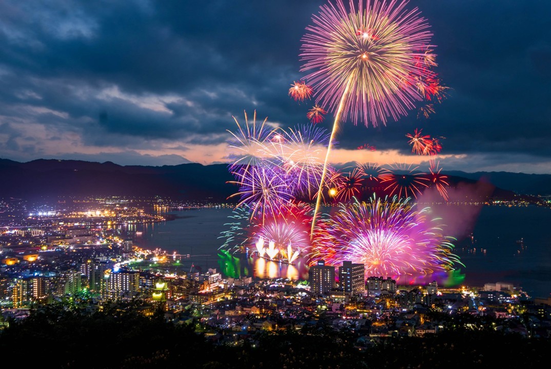 長野・諏訪市で「第78回 諏訪湖祭湖上花火大会」開催! 8月15日