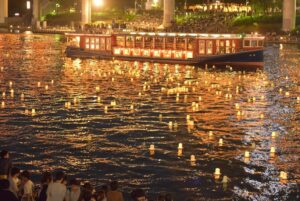 約80年の歴史、5000基が川面を彩る「隅田川とうろう流し」開催！8月15日