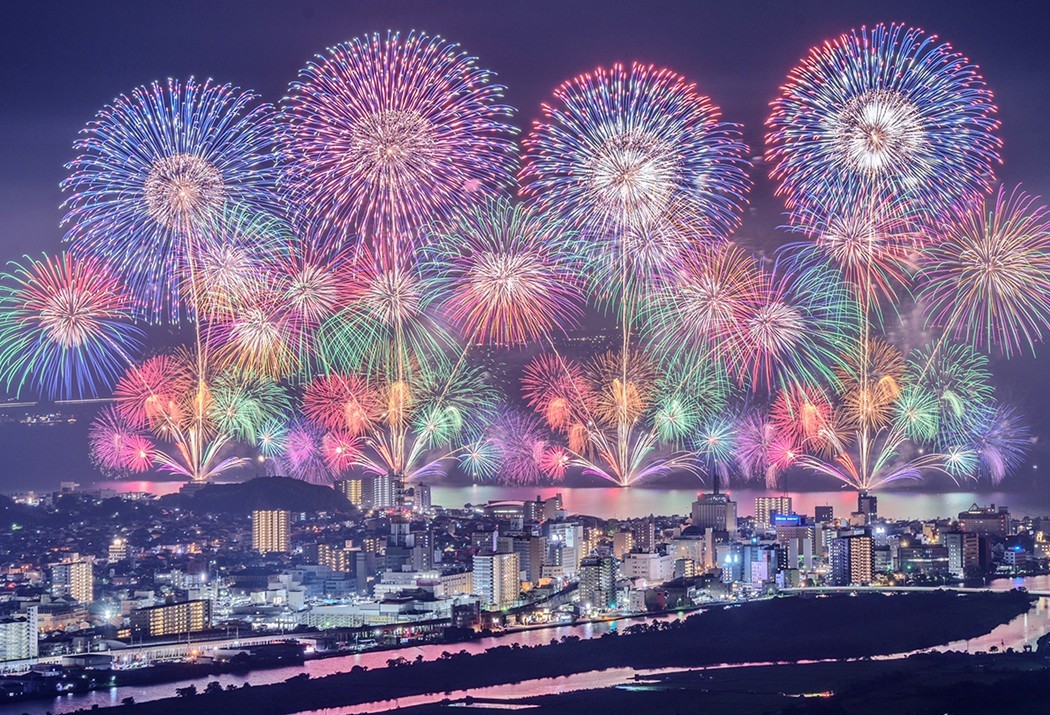 松江市の夜空を1万1千発が彩る「松江水郷祭 湖上花火大会」8月2日まで